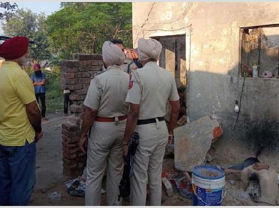 ਮਕਾਨ ਦੀ ਛੱਡ ਡਿੱਗਣ ਕਾਰਨ ਪਿਓ-ਧੀ ਦੀ ਮੌਤ, 2 ਬੱਚਿਆਂ ਸਮੇਤ ਮਾਂ ਗੰਭੀਰ ਜ਼ਖ਼ਮੀ ਮਕਾਨ ਦੀ ਛੱਡ ਡਿੱਗਣ ਕਾਰਨ ਪਿਓ-ਧੀ ਦੀ ਮੌਤ, 2 ਬੱਚਿਆਂ ਸਮੇਤ ਮਾਂ ਗੰਭੀਰ ਜ਼ਖ਼ਮੀ
