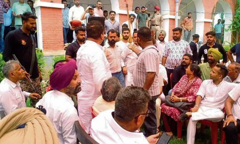ਵਿਧਾਇਕ ਦੀ ਮੌਜੂਦਗੀ ਚ ‘ਆਪ’ ਦੇ ਆਗੂ ਹੋਏ ਹੱਥੋਪਾਈ