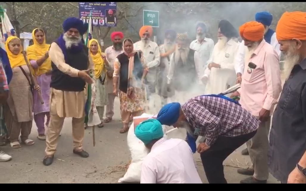 ਕਿਸਾਨ ਮਜ਼ਦੂਰ ਸੰਘਰਸ਼ ਕਮੇਟੀ ਪੰਜਾਬ ਦੇ ਜ਼ਿਲ੍ਹਾ ਗੁਰਦਾਸਪੁਰ ਦੇ ਕਸਬਾ ਦੋਰਾਗਲਾ ਵਿੱਚ ਮੋਦੀ ਸਰਕਾਰ ਭਾਜਪਾ ਦਾ ਪੁਤਲਾ ਫੂਕ ਕੇ ਕੀਤਾ ਰੋਸ ਪ੍ਰਦਰਸ਼ਨ
