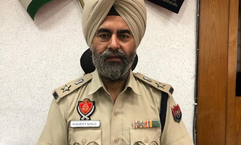 ਜਲੰਧਰ ਦਿਹਾਤੀ ਦੇ ਨਵੇਂ SSP ਬਣੇ ਨਿੱਡਰ ‘ਤੇ ਨਿਰਪੱਖ ਅਧਿਕਾਰੀ ਸ.ਗੁਰਮੀਤ ਸਿੰਘ, ਹੁਣ ਨਹੀਂ ਨਸ਼ੇੜੀਆਂ ਦੀ ਖ਼ੈਰ! ਜਲੰਧਰ ਦਿਹਾਤੀ ਦੇ ਨਵੇਂ SSP ਬਣੇ ਨਿੱਡਰ ‘ਤੇ ਨਿਰਪੱਖ ਅਧਿਕਾਰੀ ਸ.ਗੁਰਮੀਤ ਸਿੰਘ, ਹੁਣ ਨਹੀਂ ਨਸ਼ੇੜੀਆਂ ਦੀ ਖ਼ੈਰ!