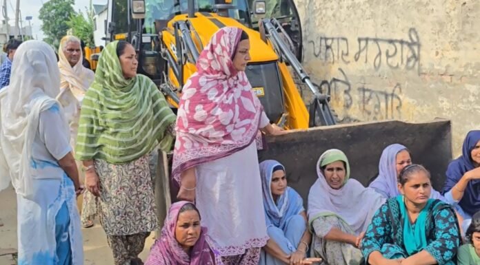 ਸਰਕਾਰੀ ਜ਼ਮੀਨ ‘ਤੇ ਬਣੇ ਘਰ ਢਾਉਣ ਗਏ ਮੁਲਾਜ਼ਮਾਂ ਦਾ ਕਲੋਨੀ ਵਾਲਿਆਂ ਨੇ ਕੀਤਾ ਵਿਰੋਧ, JCB ਮਸ਼ੀਨ ਅੱਗੇ ਬਹਿ ਗਈਆਂ ਮਹਿਲਾਵਾਂ