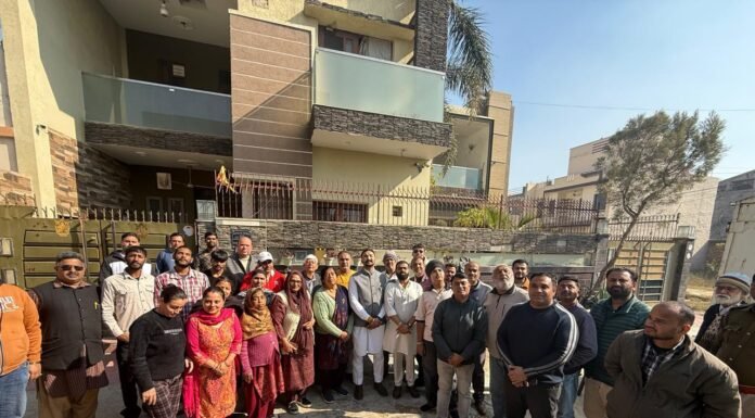 ਡਿਪਟੀ ਮੇਅਰ ਮਲਕੀਤ ਸੁਭਾਨਾ ਨੇ ਆਪਣੇ ਵਾਰਡ ਦੀ ਨਿਊ ਅਰੋੜਾ ਕਲੋਨੀ ਦਾ ਦੌਰਾ ਕੀਤਾ, ਸਟਰੀਟ ਲਾਈਟਾਂ ਲਗਾਈਆਂ !