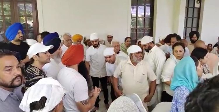 ਪੂਰਵ ਸੰਸਦ ਮੈਂਬਰ ਮੋਹਿੰਦਰ ਸਿੰਘ ਕੇਪੀ ਦੇ ਪੁੱਤ ਰਿਚੀ ਕੇਪੀ ਦਾ ਅੰਤਿਮ ਸੰਸਕਾਰ, ਹਜ਼ਾਰਾਂ ਲੋਕਾਂ ਨੇ ਦਿੱਤੀ ਭਾਵੁਕ ਵਿਦਾਈ ! 5