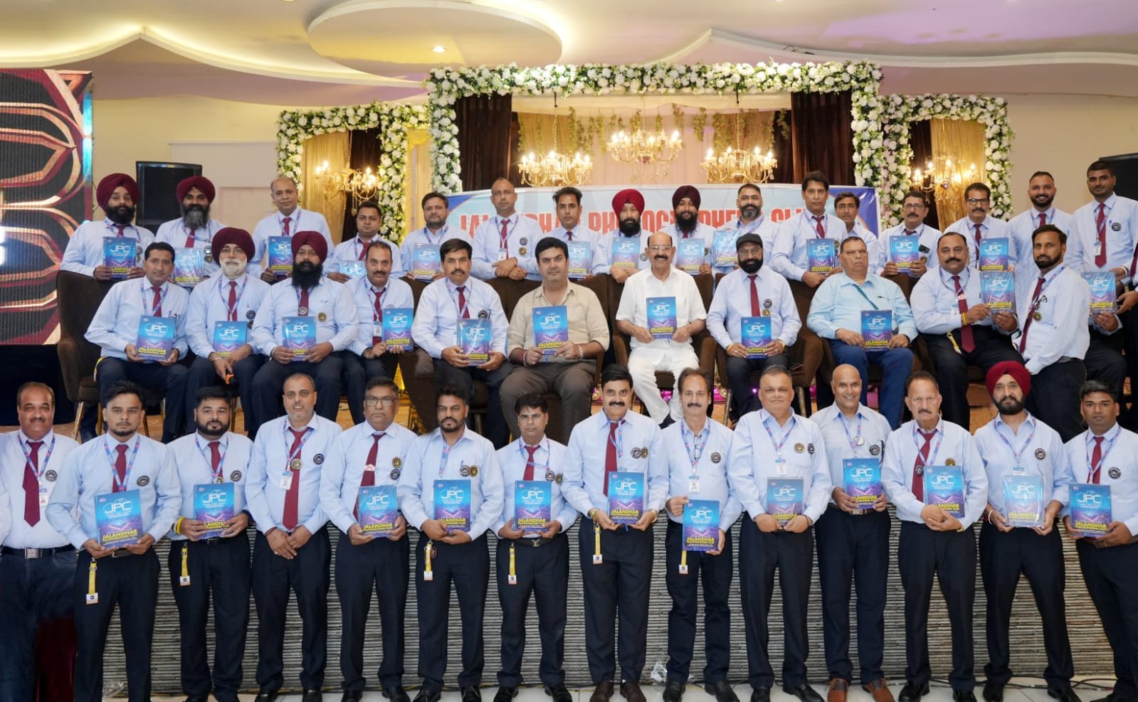 ਜਾਲੰਧਰ ਫੋਟੋਗ੍ਰਾਫਰਜ਼ ਕਲੱਬ ਵੱਲੋਂ ਸਾਲਾਨਾ ਸਮਾਰੋਹ ‘ਚ ਡਾਇਰੀ ਕਮ ਡਾਇਰੈਕਟਰੀ ਜਾਰੀ ! 1