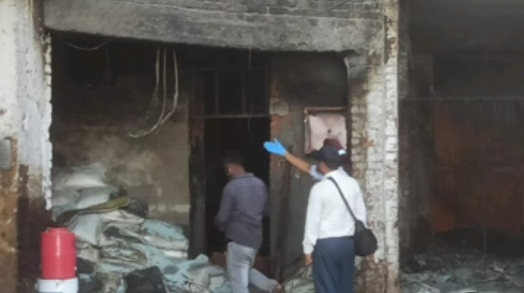 ਗੱਦਾ ਫੈਕਟਰੀ ‘ਚ ਭਿਆਨਕ ਅੱਗ: ਫੋਰੈਂਸਿਕ ਟੀਮ ਵੱਲੋਂ ਜਾਂਚ ਸ਼ੁਰੂ, ਗਾਇਬ ਕਰਮਚਾਰੀ ਦੀਆਂ ਹੱਡੀਆਂ ਮਿਲਣ ਦੀ ਅਸ਼ੰਕਾ ! 1