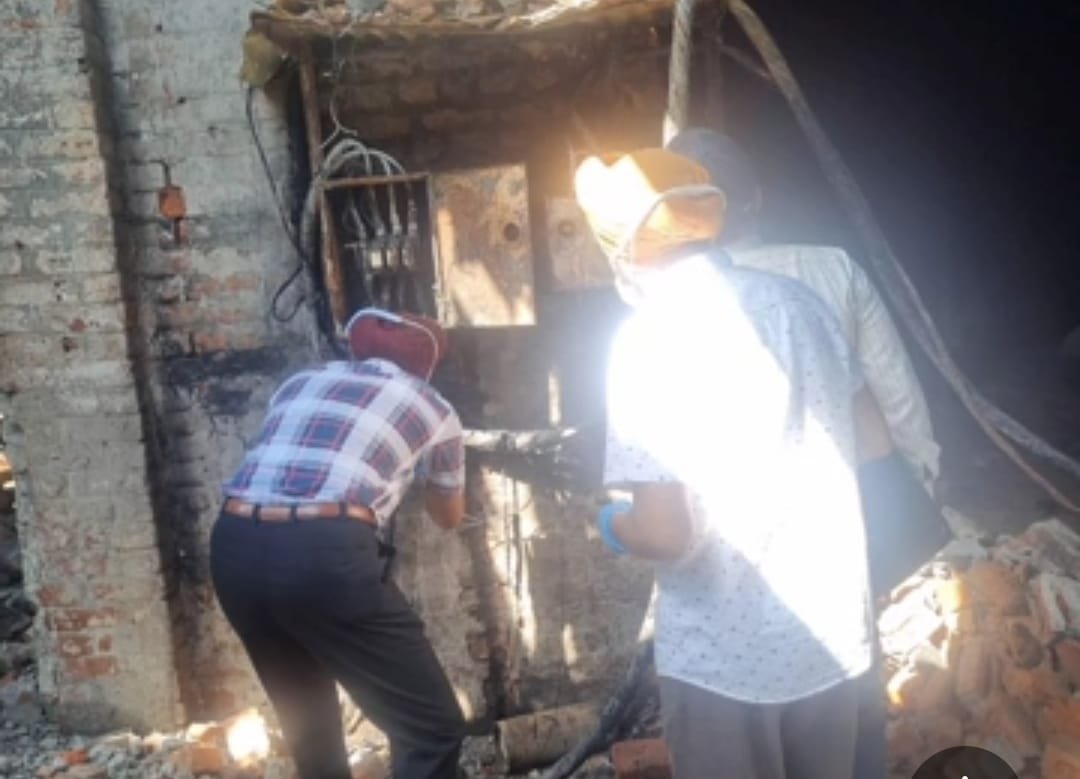 ਗੱਦਾ ਫੈਕਟਰੀ ‘ਚ ਭਿਆਨਕ ਅੱਗ: ਫੋਰੈਂਸਿਕ ਟੀਮ ਵੱਲੋਂ ਜਾਂਚ ਸ਼ੁਰੂ, ਗਾਇਬ ਕਰਮਚਾਰੀ ਦੀਆਂ ਹੱਡੀਆਂ ਮਿਲਣ ਦੀ ਅਸ਼ੰਕਾ ! 2