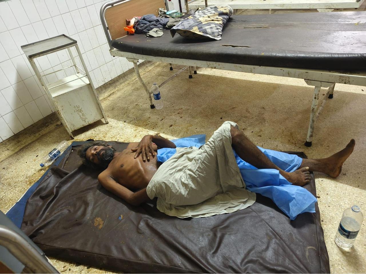 ਸਿਵਲ ਹਸਪਤਾਲ ‘ਚ ਦਿਲ ਦਹਿਲਾ ਦੇਣ ਵਾਲਾ ਮੰਜ਼ਰ: ਮਰੀਜ਼ ਜ਼ਮੀਨ ‘ਤੇ ਪਏ ਤੜਫ਼ਦੇ, ਬੈੱਡਾਂ ‘ਤੇ ਗੰਦਗੀ ਤੇ ਬਦਬੂ – ਸਰਕਾਰ ਦੇ ਸਾਰੇ ਦਾਅਵੇ ਫੇਲ ! 2