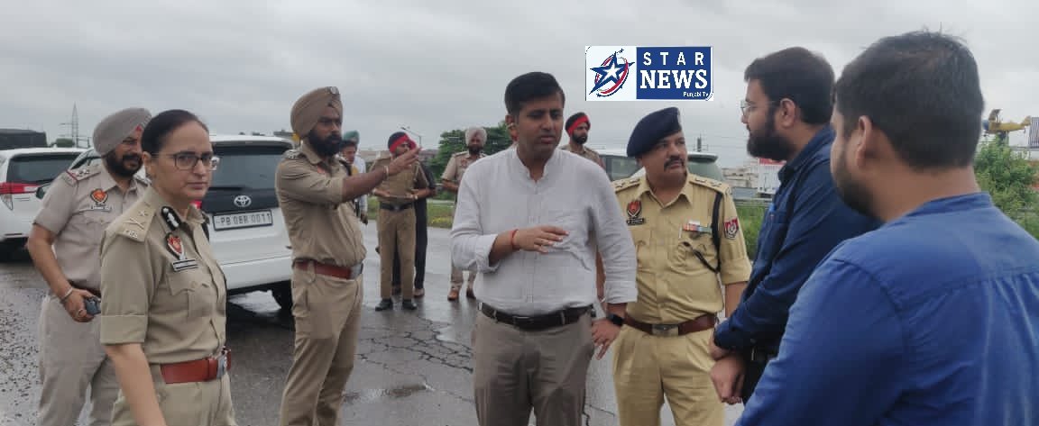 ਡਿਪਟੀ ਕਮਿਸ਼ਨਰ ਡਾ. ਹਿਮਾਂਸ਼ੂ ਅਗਰਵਾਲ ਅਤੇ ਪੁਲਿਸ ਕਮਿਸ਼ਨਰ ਮੈਡਮ ਧਨਪ੍ਰੀਤ ਕੌਰ ਨੇ ਨੈਸ਼ਨਲ ਹਾਈਵੇ ਅਥਾਰਟੀ ਆਫ਼ ਇੰਡੀਆ ਦੇ ਅਧਿਕਾਰੀਆਂ ਸਮੇਤ ਅੱਜ ਹਾਈਵੇਜ਼ ਦਾ ਨਿਰੀਖਣ ਕੀਤਾ। 1