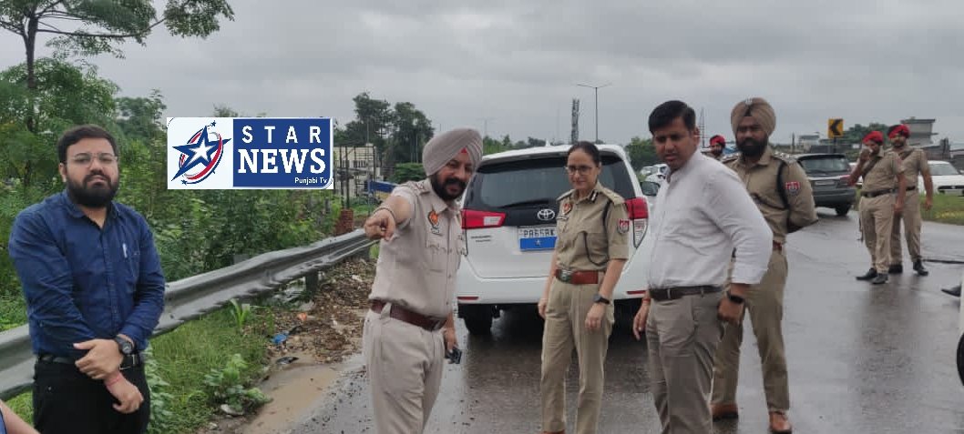 ਡਿਪਟੀ ਕਮਿਸ਼ਨਰ ਡਾ. ਹਿਮਾਂਸ਼ੂ ਅਗਰਵਾਲ ਅਤੇ ਪੁਲਿਸ ਕਮਿਸ਼ਨਰ ਮੈਡਮ ਧਨਪ੍ਰੀਤ ਕੌਰ ਨੇ ਨੈਸ਼ਨਲ ਹਾਈਵੇ ਅਥਾਰਟੀ ਆਫ਼ ਇੰਡੀਆ ਦੇ ਅਧਿਕਾਰੀਆਂ ਸਮੇਤ ਅੱਜ ਹਾਈਵੇਜ਼ ਦਾ ਨਿਰੀਖਣ ਕੀਤਾ। 2