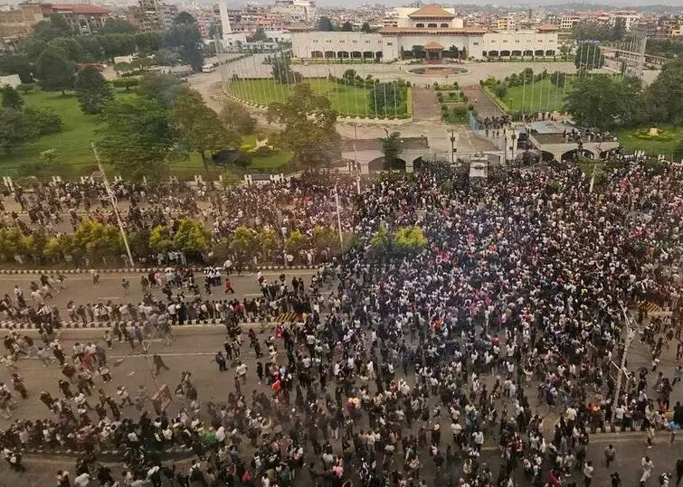 ਬੰਦ ਹੋਈ ਫੇਸਬੁੱਕ ਤੇ ਯੂ-ਟਿਊਬ, ਲੋਕਾਂ ਨੇ ਸੰਸਦ 'ਚ ਵੜ੍ਹ ਲਾ 'ਤੀ ਅੱਗ 1