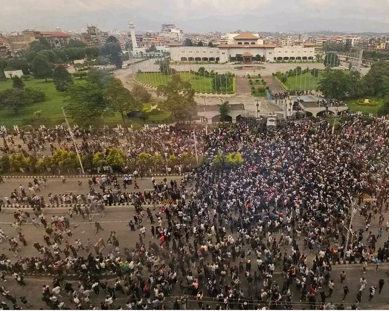 ਬੰਦ ਹੋਈ ਫੇਸਬੁੱਕ ਤੇ ਯੂ-ਟਿਊਬ, ਲੋਕਾਂ ਨੇ ਸੰਸਦ 'ਚ ਵੜ੍ਹ ਲਾ 'ਤੀ ਅੱਗ 3