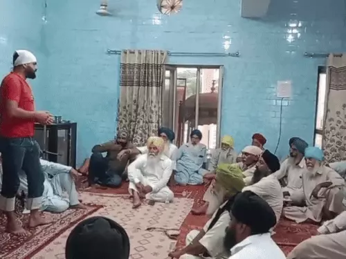 ਜਲੰਧਰ ਦੀਆਂ 10 ਪੰਚਾਇਤਾਂ ਦਾ ਵੱਡਾ ਫ਼ੈਸਲਾ – ਪ੍ਰਵਾਸੀਆਂ ਦਾ ਬਹਿਸਕਾਰ, ਆਧਾਰ ਤੇ ਵੋਟਰ ਕਾਰਡ ਰੱਦ ਕਰਨ ਦੀ ਗੱਲ 1