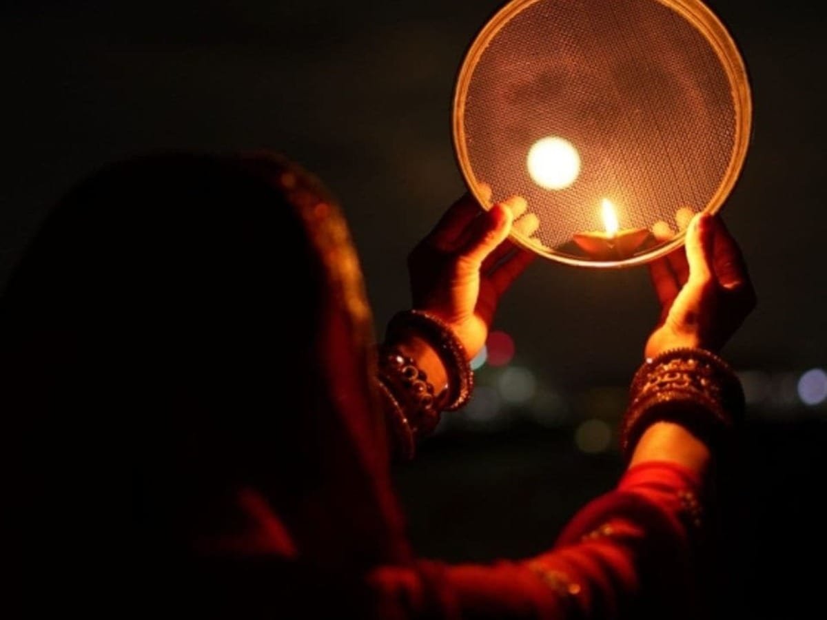 ਸੁਹਾਗਣਾਂ ਦਾ ਇੰਤਜ਼ਾਰ ਮੁਕਿਆ : ਕਰਵਾ ਚੌਥ ਦੀ ਧੂਮ, ਚੰਦ ਦੇ ਦੀਦਾਰ ਨਾਲ ਖਿੜੇ ਚਿਹਰੇ.. 1