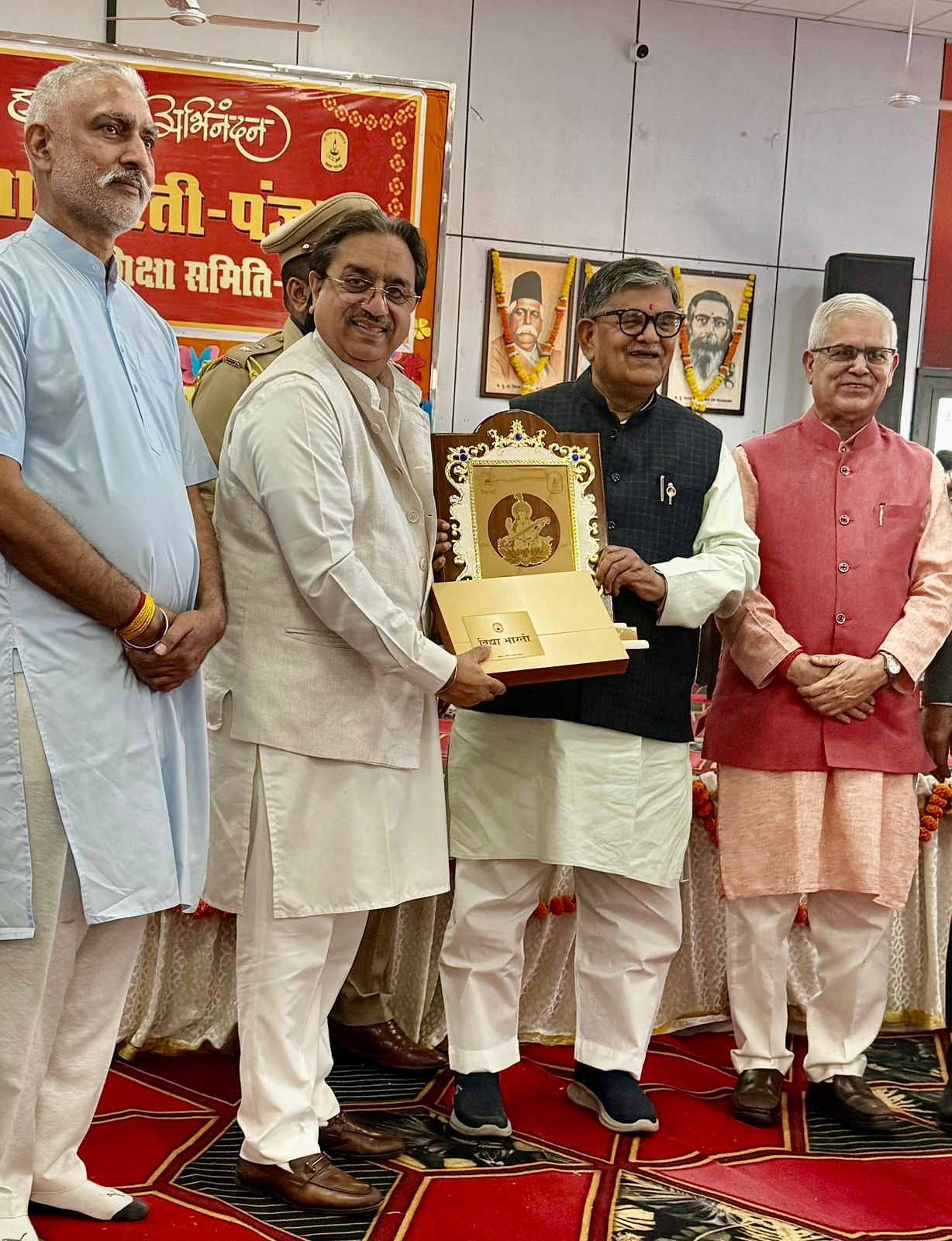 ਸਾਬਕਾ ਮੇਅਰ ਰਾਕੇਸ਼ ਰਠੌਰ ਨੂੰ ਪੰਜਾਬ ਦੇ ਰਾਜਪਾਲ ਗੁਲਾਬ ਚੰਦ ਕਟਾਰੀਆ ਵੱਲੋਂ ਸਨਮਾਨਿਤ ਕੀਤਾ ਗਿਆ। 1