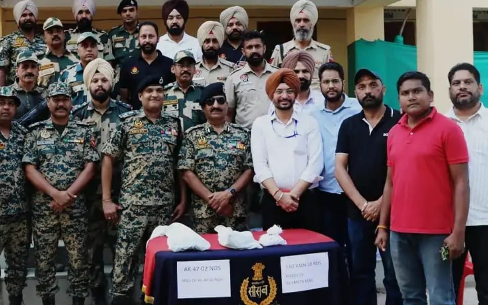 ਪੰਜਾਬ ਨੂੰ ਦਹਿਲਾਉਣ ਦੀ ਸਾਜ਼ਿਸ਼ ਨਾਕਾਮ, BSF ਨੇ ਅੰਤਰਰਾਸ਼ਟਰੀ ਸਰਹੱਦ ਤੋਂ AK-47 ਰਾਈਫਲਾਂ ਸਮੇਤ ਵੱਡਾ ਹਥਿਆਰਾਂ ਦਾ ਜ਼ਖੀਰਾ ਕੀਤਾ ਬਰਾਮਦ ! 2