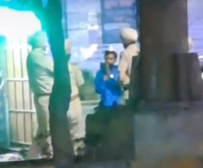 ਬਸਤੀ ਬਾਵਾ ਖੇਲ ਪੁਲਿਸ ਦਾ ਇੱਕ ਹੋਰ ਕਾਰਨਾਮਾ ਫਰਾਰ ਆਰੋਪੀ ਧਰਮਿੰਦਰ ਮਿਸ਼ਰਾ ਨੂੰ ਗ੍ਰਿਫ਼ਤਾਰ ਕਰਨ ਦੀ ਬਜਾਏ 'ਨਿੱਜੀ ਮਹਿਮਾਨ' ਵਾਂਗ ਮਿਲਿਆ SHO 1