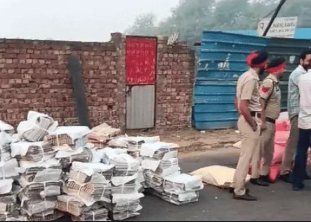 ਅਖ਼ਬਾਰਾਂ ਚ RDX ਲਬਦੀ ਰਹੀ ਪੁਲਸ,ਪੰਜਾਬ ਭਰ ਚ ਰੋਕਿਆਂ ਅਖਬਾਰਾਂ ਦੀਆਂ ਗੱਡੀਆਂ 1