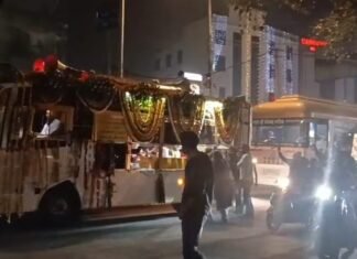 ਗੁਰੂ ਨਗਰ ਕੀਰਤਨ ਰੂਟ ‘ਤੇ ਸ਼ਰਾਬ ਦੇ ਠੇਕਾ ਖੁੱਲ੍ਹਿਆ ,ਪੈਸੇ ਦੇ ਚੱਕਰ ਚ ਸ਼ਰਧਾ ਨਾ ਖਿਲਵਾੜ੍ਹ, ਪੁਲਿਸ ਮੁਲਾਜ਼ਮ ਸ਼ਰਾਬ ਖਰੀਦਦਾ ਕੈਮਰੇ ਚ ਰਿਕਾਰਡ !