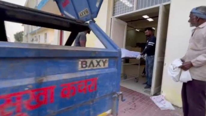 ਮਨੁੱਖਤਾ ਸ਼ਰਮਸਾਰ! ਮ੍ਰਿਤਕ ਨੂੰ ਨਸੀਬ ਨਾ ਹੋਈ ਐਂਬੂਲੈਂਸ, ਲਾਸ਼ ਨੂੰ ਨਗਰ ਨਿਗਮ ਦੇ 'ਕੂੜੇ ਵਾਲੇ ਵਾਹਨ' 'ਤੇ ਭੇਜਿਆ ਸ਼ਮਸ਼ਾਨ! 2