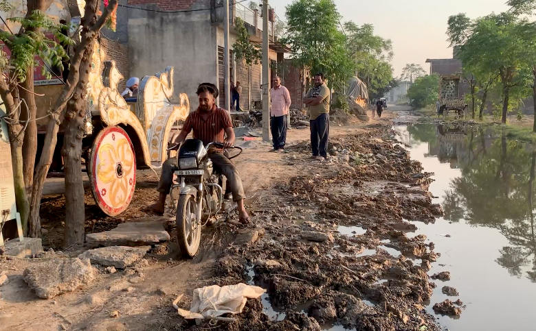 ਲੰਮੇ ਸਮੇਂ ਤੋਂ ਖੜੇ ਗੰਦੇ ਪਾਣੀ ਕਾਰਨ ਲੋਕ ਜੀ ਰਹੇ ਹਨ ਨਰਕ ਭਰੀ ਜ਼ਿੰਦਗੀ 1