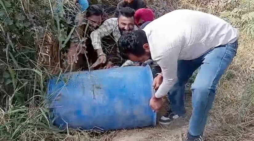 ਫਤਿਹਗੜ ਚੂੜੀਆਂ ਡੇਰਾ ਰੋਡ ਤੋਂ ਭਾਰੀ ਮਾਤਰਾ‘ਚ ਫੜਿਆ ਨਸ਼ੀਲਾ ਕੈਮੀਕਲ 1