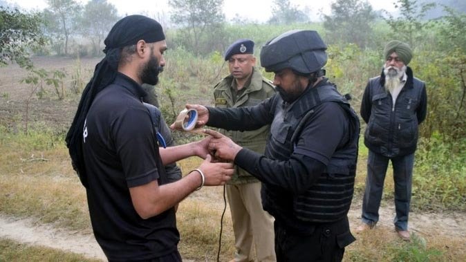 ਪੰਜਾਬ ਵਿੱਚ ਵੱਡੀ ਕਾਰਵਾਈ: 2 ਆਤਕਵਾਦੀ ਮੁਠਭੇੜ ਤੋਂ ਬਾਅਦ ਗ੍ਰਿਫ਼ਤਾਰ, ਚਾਈਨੀਜ਼ ਹਨਿਗ੍ਰੇਨੇਡ ਬਰਾਮਦ 1