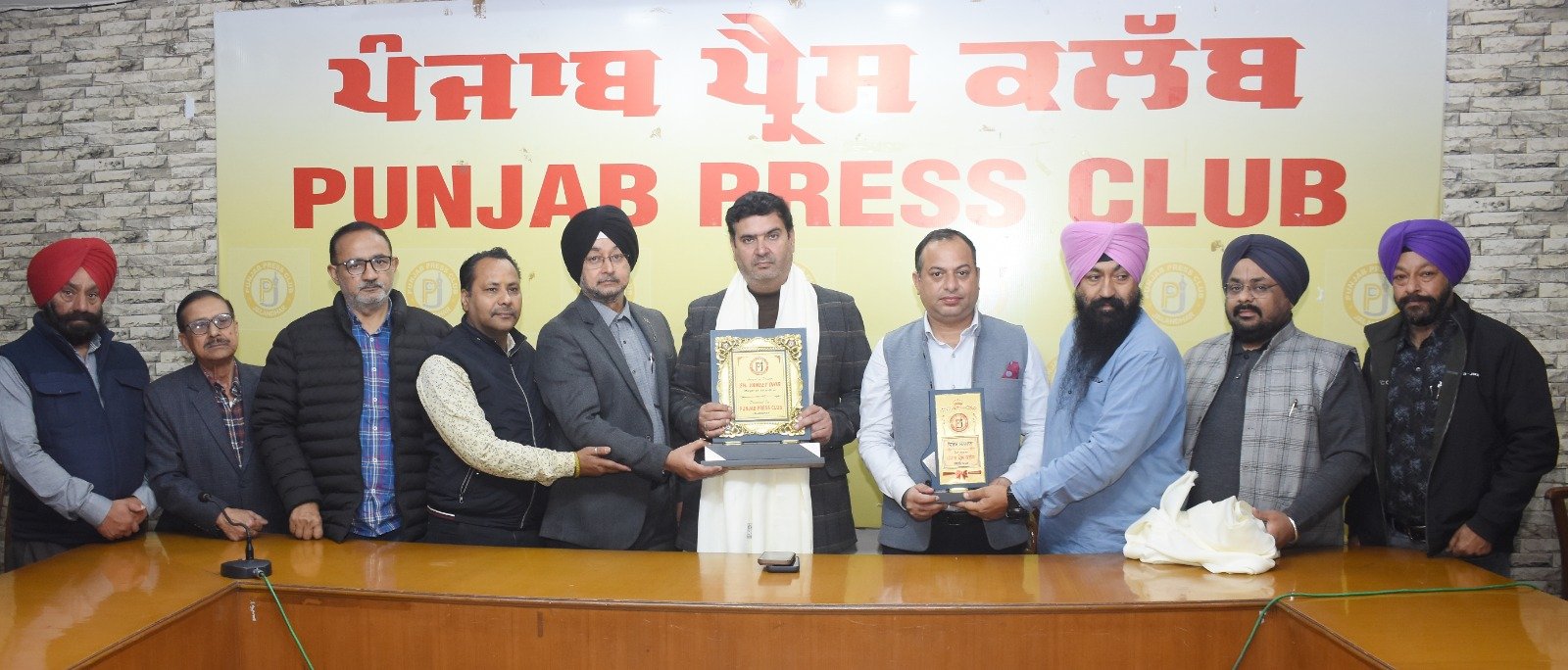 ਮੇਅਰ ਵਿਨੀਤ ਧੀਰ ਵੱਲੋਂ ਪੰਜਾਬ ਪ੍ਰੈਸ ਕਲੱਬ ਦਾ ਦੌਰਾ ਸ਼ਹਿਰ ਦੀਆਂ ਸਮੱਸਿਆਵਾਂ ‘ਤੇ ਹੋਈ ਚਰਚਾ 1