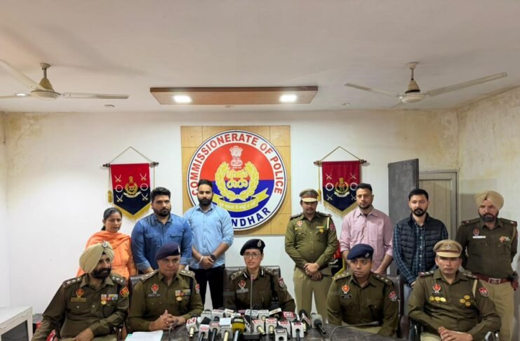 ਜਲੰਧਰ ਵਿੱਚ ਡਾਕਟਰ ਦੇ ਘਰ ਗੋਲੀਆਂ ਚਲਾਉਣ ਵਾਲੇ ਅੰਮ੍ਰਿਤਸਰ ਦੇ 2 ਦੋਸ਼ੀ ਗ੍ਰਿਫ਼ਤਾਰ ਪੁਲਿਸ ਕਮਿਸ਼ਨਰ ਧਨਪ੍ਰੀਤ ਕੌਰ ਨੇ ਕੀਤੀ ਪ੍ਰੈਸ ਕਾਨਫਰੰਸ