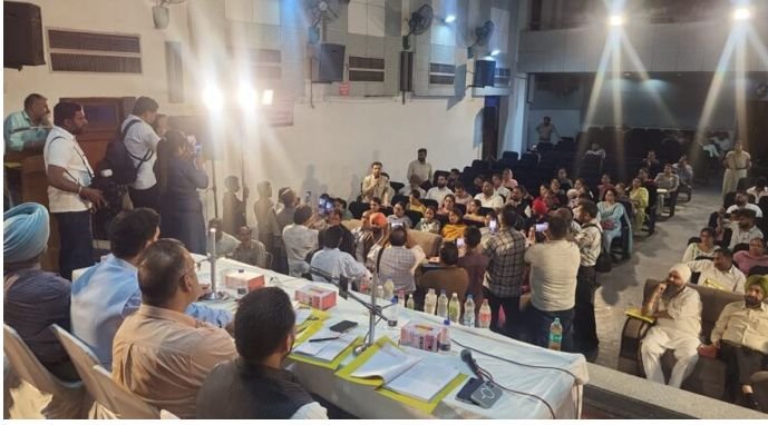 ਜਲੰਧਰ ਨਗਰ ਨਿਗਮ ਹਾਊਸ ਮੀਟਿੰਗ ‘ਚ ਹੰਗਾਮਾ, ਢਾਈ ਮਿੰਟ ‘ਚ 569.40 ਕਰੋੜ ਦਾ ਬਜਟ ਪਾਸ