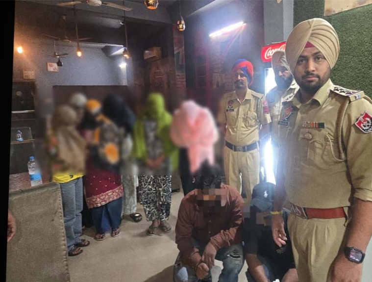 ਪੰਜਾਬ ਦੇ ਇਸ ਹੋਟਲ 'ਚ ਪੁਲਸ ਵੱਲੋਂ ਦੇਹ ਵਪਾਰ ਦਾ ਪਰਦਾਫਾਸ਼! ਮੁੰਡੇ-ਕੁੜੀਆਂ ਫੜੇ 1