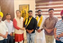 ਜਲੰਧਰ ਵਿੱਚ ਕਾਂਗਰਸ ਨੂੰ ਵੱਡਾ ਸਿਆਸੀ ਝਟਕਾ! ਯੂਥ ਕਾਂਗਰਸ ਨਾਲ ਜੁੜੇ ਅੰਸ਼ੁਮਨ ਕਾਲੀਆ ਨੇ ਫੜਿਆ ‘ਆਪ’ ਦਾ ਝਾੜੂ, ਮੇਅਰ ਵਿਨੀਤ ਧੀਰ ਨੇ ਖੇਡਿਆ ਵੱਡਾ ਸਿਆਸੀ ਦਾਅ