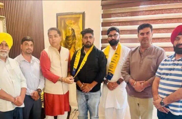 ਜਲੰਧਰ ਵਿੱਚ ਕਾਂਗਰਸ ਨੂੰ ਵੱਡਾ ਸਿਆਸੀ ਝਟਕਾ! ਯੂਥ ਕਾਂਗਰਸ ਨਾਲ ਜੁੜੇ ਅੰਸ਼ੁਮਨ ਕਾਲੀਆ ਨੇ ਫੜਿਆ ‘ਆਪ’ ਦਾ ਝਾੜੂ, ਮੇਅਰ ਵਿਨੀਤ ਧੀਰ ਨੇ ਖੇਡਿਆ ਵੱਡਾ ਸਿਆਸੀ ਦਾਅ
