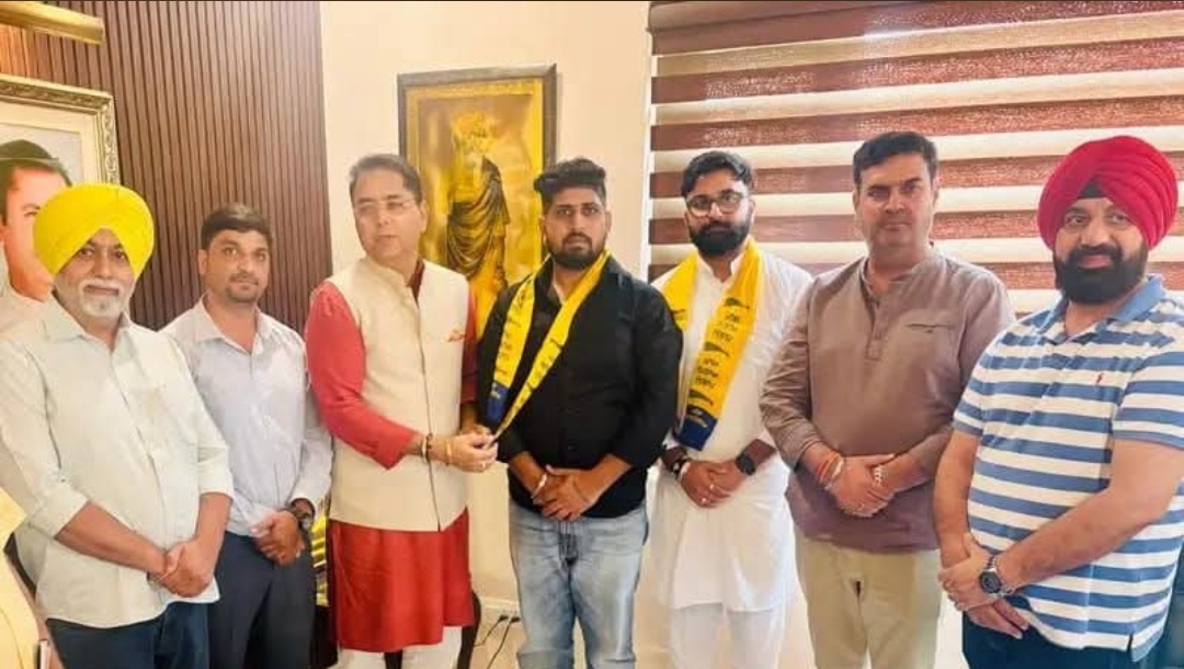 ਜਲੰਧਰ ਵਿੱਚ ਕਾਂਗਰਸ ਨੂੰ ਵੱਡਾ ਸਿਆਸੀ ਝਟਕਾ! ਯੂਥ ਕਾਂਗਰਸ ਨਾਲ ਜੁੜੇ ਅੰਸ਼ੁਮਨ ਕਾਲੀਆ ਨੇ ਫੜਿਆ ‘ਆਪ’ ਦਾ ਝਾੜੂ, ਮੇਅਰ ਵਿਨੀਤ ਧੀਰ ਨੇ ਖੇਡਿਆ ਵੱਡਾ ਸਿਆਸੀ ਦਾਅ 1