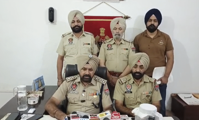 ਪਟਾਕੇ ਬਣਾਉਣ ਵਾਲੀ ਵਿਸਫੋਟਕ ਸਮੱਗਰੀ ਬਰਾਮਦ, ਦੂਜੇ ਮਾਮਲੇ ਵਿੱਚ ਗਲੌਕ ਪਿਸਤੌਲ, 3 ਜ਼ਿੰਦਾ ਰੌਂਦ ਅਤੇ 1.05 ਲੱਖ ਰੁਪਏ ਬਰਾਮਦ ਪਟਾਕੇ ਬਣਾਉਣ ਵਾਲੀ ਵਿਸਫੋਟਕ ਸਮੱਗਰੀ ਬਰਾਮਦ, ਦੂਜੇ ਮਾਮਲੇ ਵਿੱਚ ਗਲੌਕ ਪਿਸਤੌਲ, 3 ਜ਼ਿੰਦਾ ਰੌਂਦ ਅਤੇ 1.05 ਲੱਖ ਰੁਪਏ ਬਰਾਮਦ
